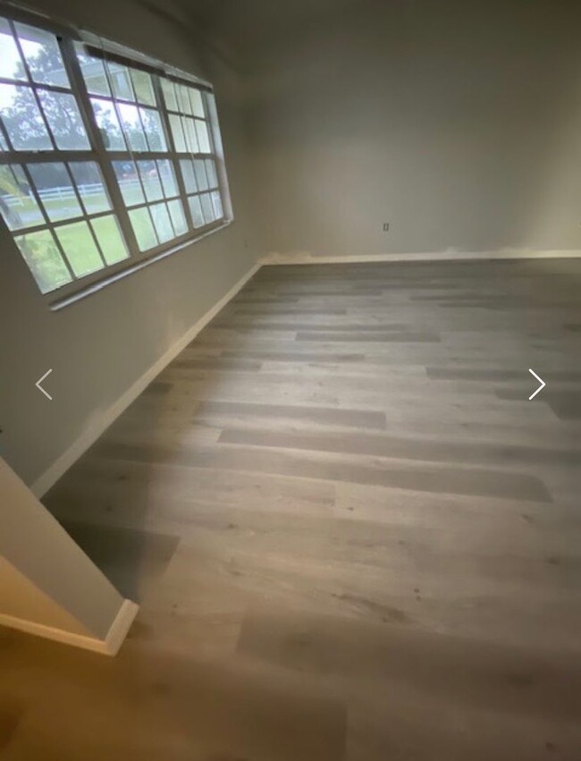 Foto del edificio - Available NOW! NEW FLOORS AND PAINT! Lovely 3/2 in Poinciana! HUGE fenced yard and NO CARPET!