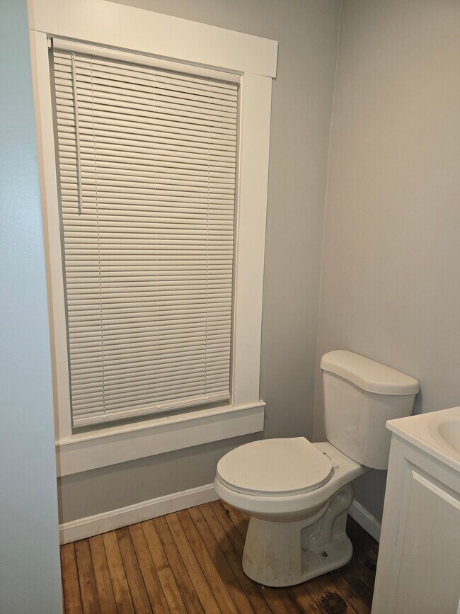 Bathroom w shower - 347 Pearl St