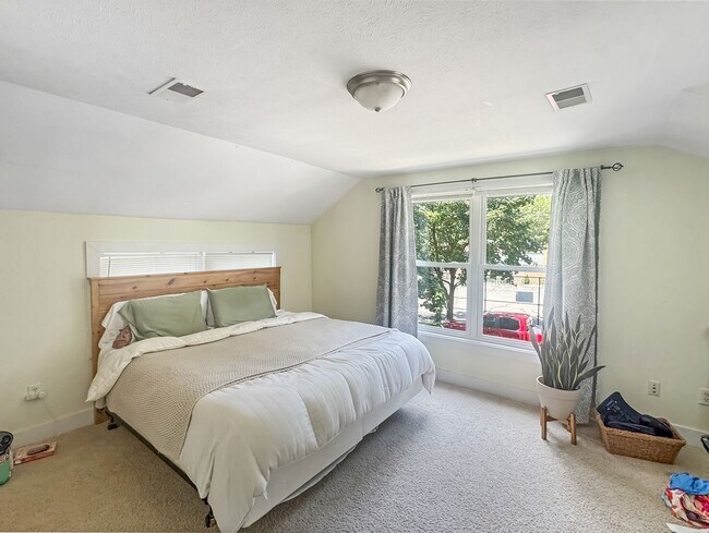 Foto del edificio - 706 Rosewood Ave SE