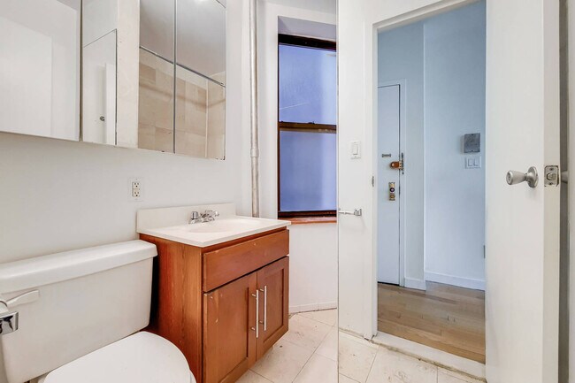 Building Photo - 435 W 54th St