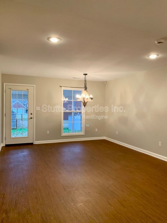 Building Photo - 307 Monroe Ave
