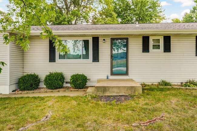 Building Photo - Beautiful Home with a Large Yard