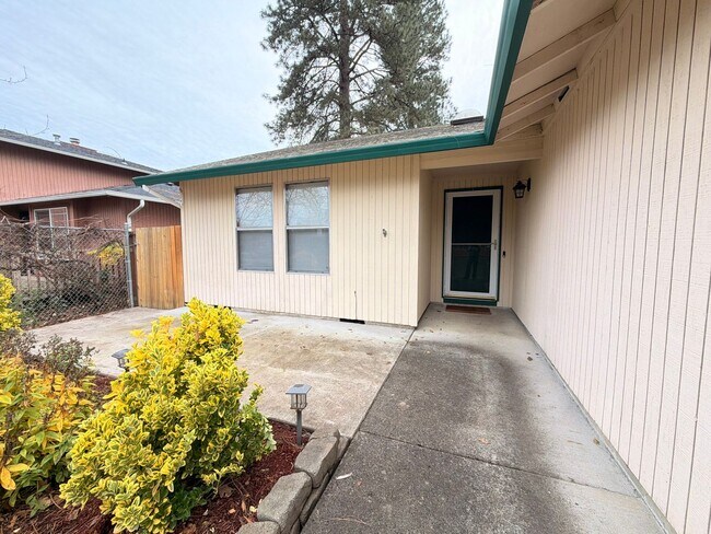 Foto del edificio - Comfortable Beaverton Home with AC, Fireplace, Large Fenced Yard, Spacious Garage and W/D!