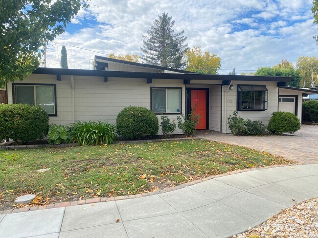 Building Photo - Advent - Beautiful Spacious Home W/ Privat...