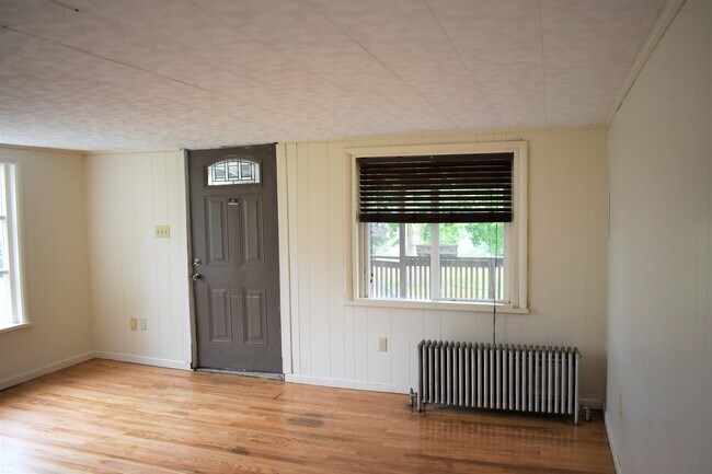 Foto del edificio - Two Bedroom Home with Fenced in Yard & More!