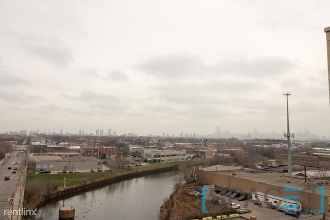 Building Photo - 2609 W Belmont Ave