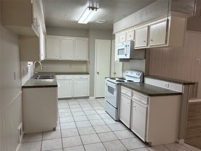 Building Photo - 7103 Stoney River Dr