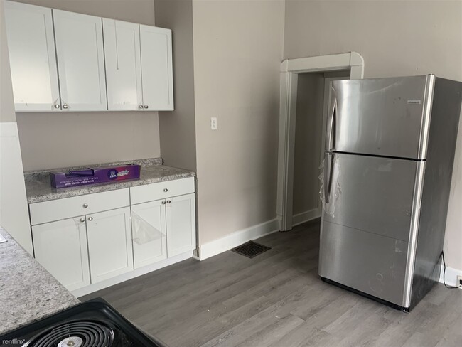 Building Photo - 1 br, 1 bath Triplex - 44 North Addison St...