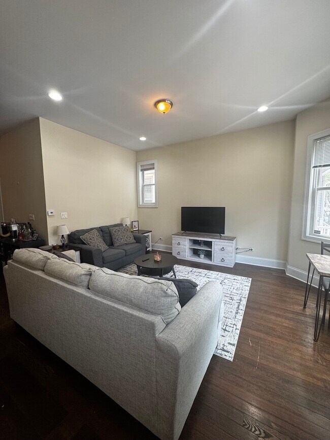 Foto del edificio - 2619 N Southport Ave