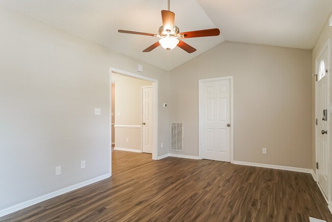 Building Photo - 1024 Holly Pointe Dr