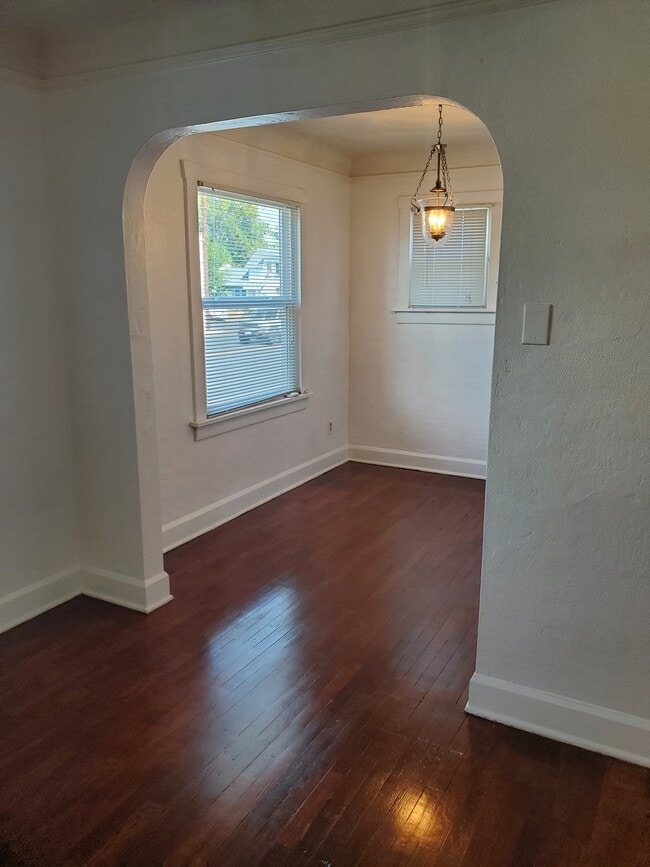 Building Photo - 806 Tieton Dr