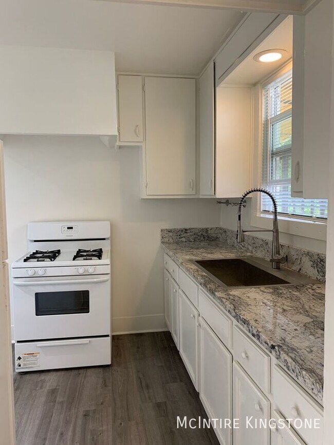Building Photo - 2BD/1BA In Los Angeles With A Private Balc...