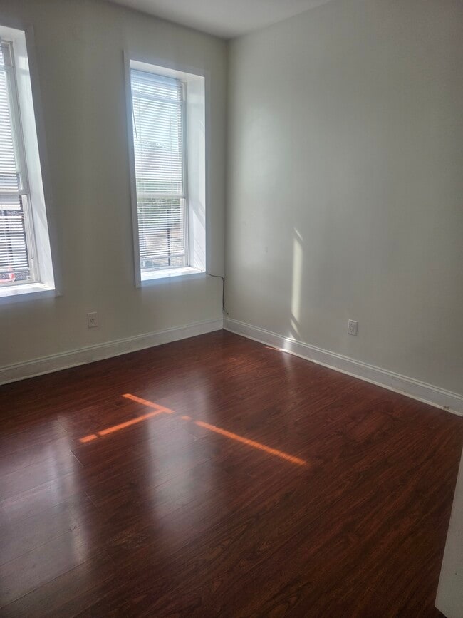 Building Photo - 355