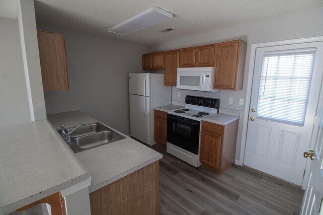 Building Photo - 2533 Northampton Dr