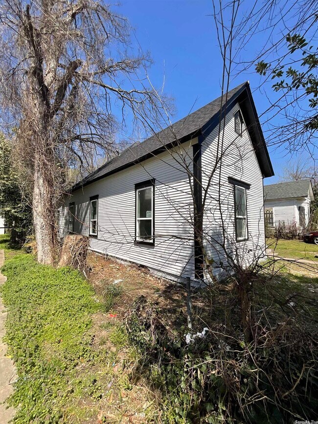 Foto del edificio - 1223 W 10th St