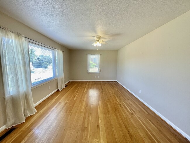 Building Photo - 4 Bed, 2 Bath Nest In Cottonade Close To Base