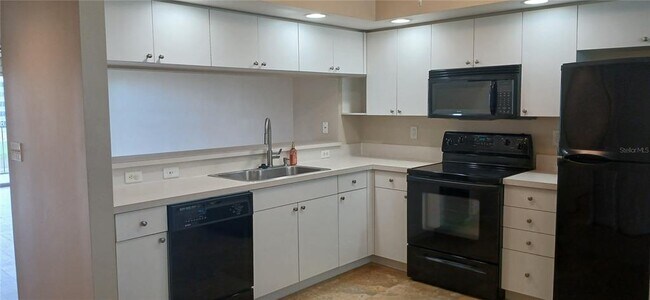 Building Photo - 1200 Country Club Dr