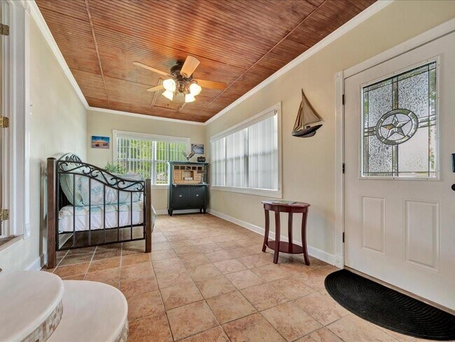Building Photo - 683 Water View Dr