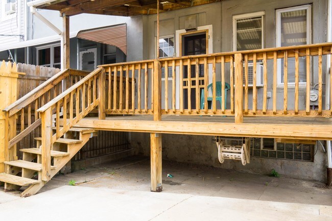 Building Photo - 2748 Eddington St