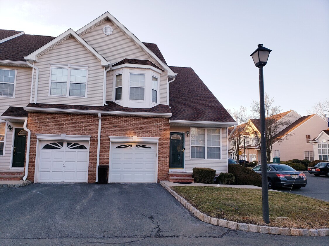 Primary Photo - 8 Gallop Ln
