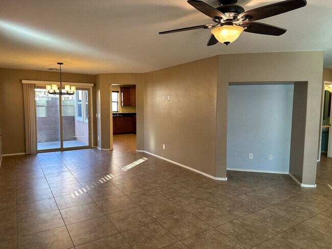 Building Photo - Beautiful 3 bedroom plus den, 2.5 bath hom...