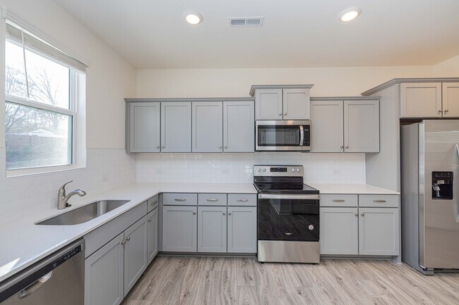 Building Photo - 3 Bedroom Townhome Minutes from Downtown Oakboro - Available December 2025
