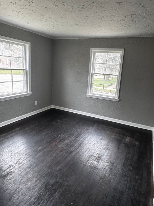 Building Photo - 3 Bed | 1 Bath | $1,595/month | Section 8 ...