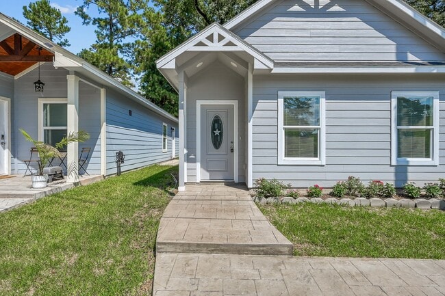 Building Photo - 837 Queenswood St