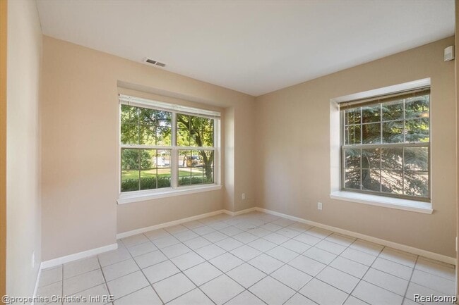 Building Photo - 22021 Parkview Dr