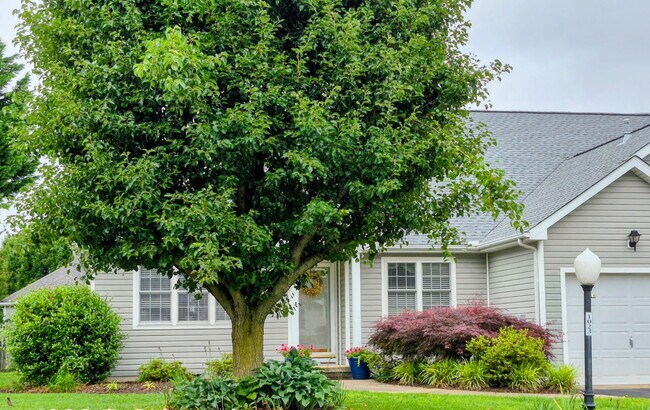 Building Photo - 1023 E Schumaker Manor Dr