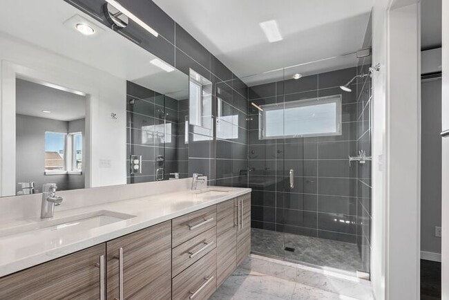 Stunning Modern Air-Conditioned in Coveted... - Stunning Modern Air-Conditioned in Coveted... Townhome