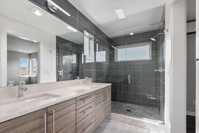 Foto del edificio - Stunning Modern Air-Conditioned in Coveted...