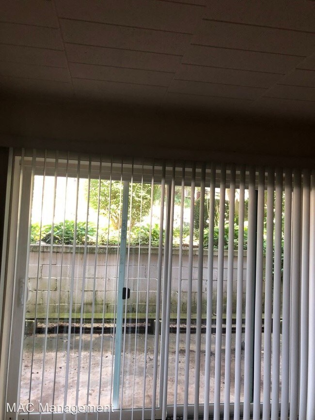 Foto del edificio - 2 br, 1 bath Apartment - 116 W. 8th Street