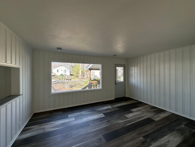 Foto del edificio - FREE MAY RENT!! Freshly Updated 2 Bedroom ...