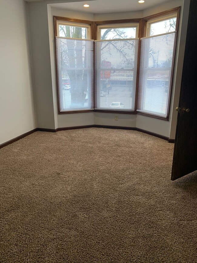 Building Photo - 2024 Broadway St