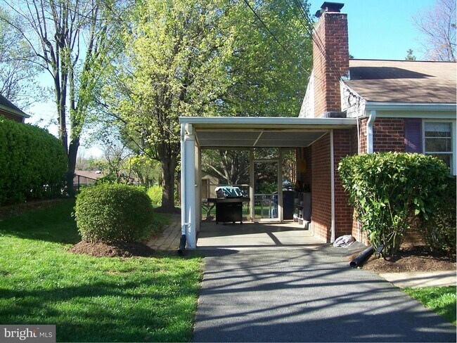 Building Photo - 6533 Chesterfield Ave