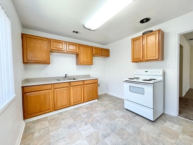 Building Photo - 700-702 Poplar Avenue