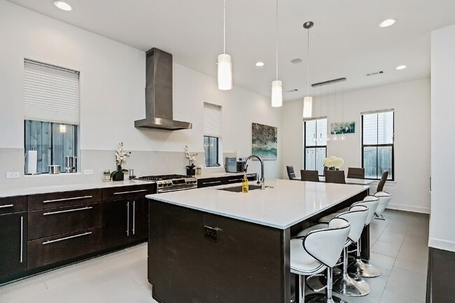 Building Photo - 2011 Colorado St