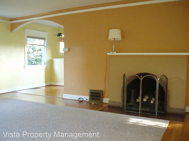 Building Photo - 3 br, 1 bath House - 414 E Division Ln
