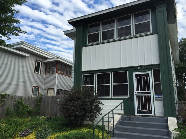 Building Photo - 917 East 19th Street