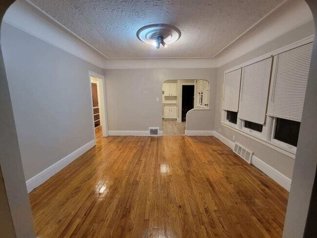 Foto del edificio - Beautifully updated large spacious home.  ...