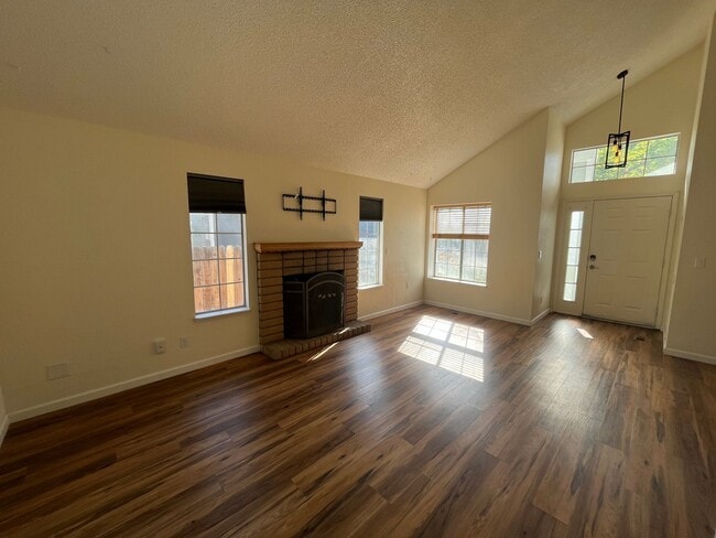 Building Photo - Quiet Neighborhood - Extra Large 2 Bedroom...