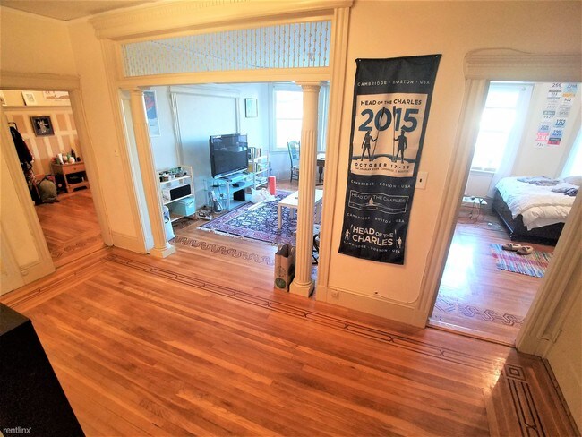Building Photo - 4 br, 1 bath  - 30 Powell St Apt 3A