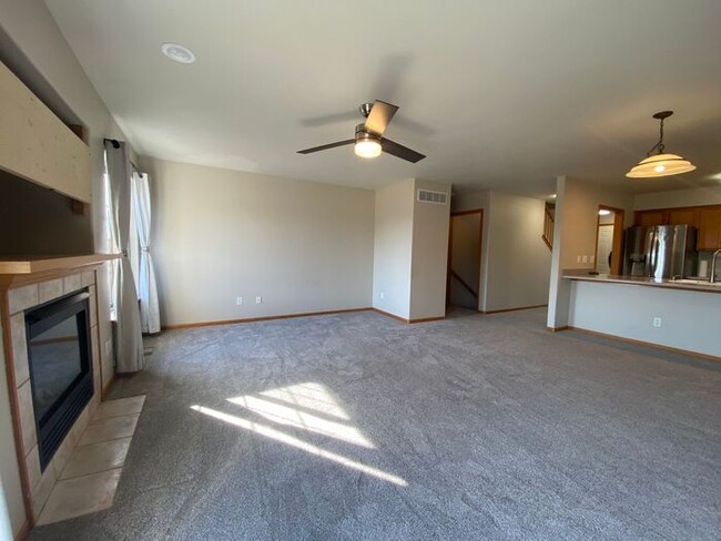 Building Photo - $1,600 | 2 Bedroom, 2.5 Bathroom Townhouse...