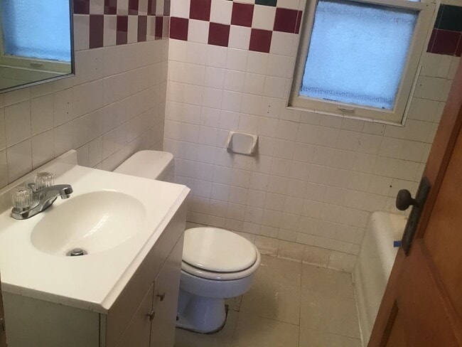 Building Photo - 5 bedroom 2 bathroom single family home wi...
