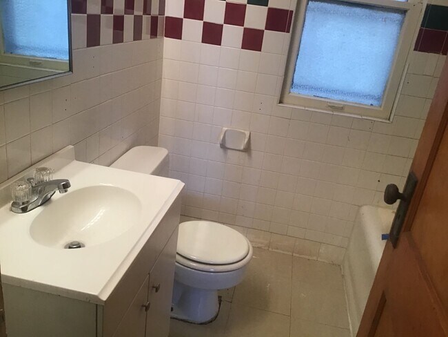 Foto del edificio - 5 bedroom 2 bathroom single family home wi...