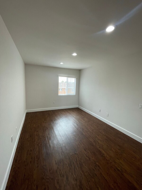 Foto del edificio - 2284 Dunlop St