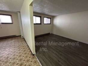 Building Photo - 39 Kingsway Dr