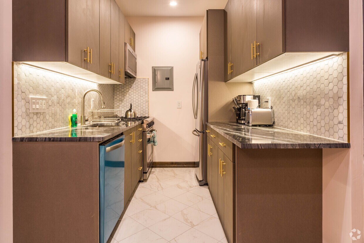 Foto principal - 121 E 37th St