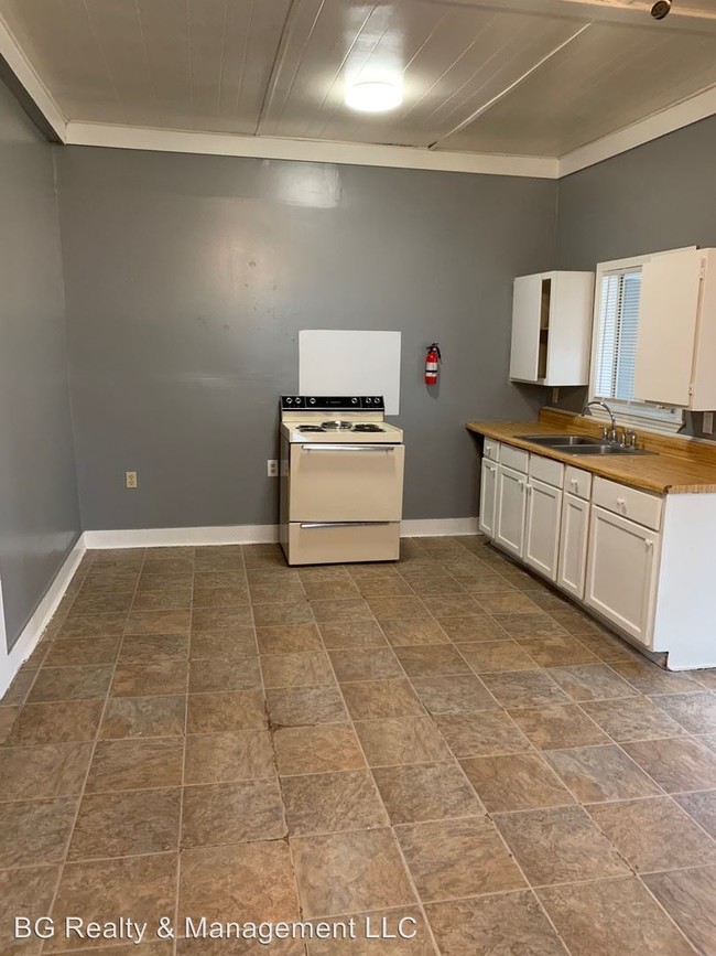 Building Photo - 1 br, 1 bath House - 303 S. Washington